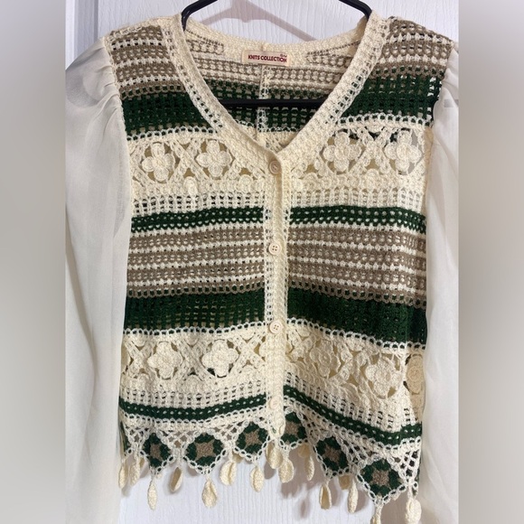 Knits Collection Boho Crochet Hand Knit Buttoned V-Neck Blouse Size Small/Medium - Picture 2 of 8